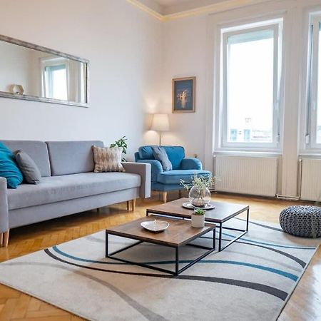 Chic Central Flat With River View Budapeste Exterior foto