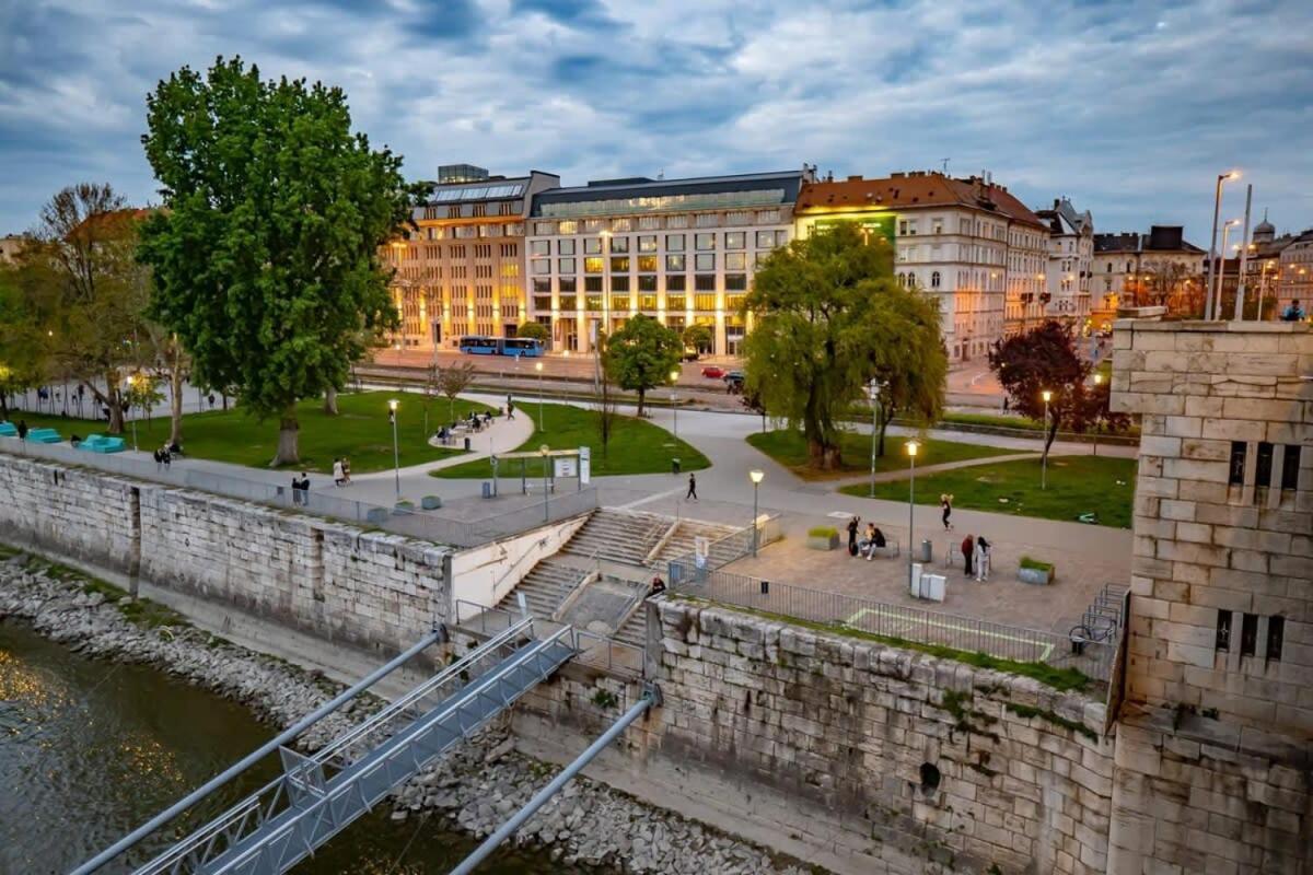 Chic Central Flat With River View Budapeste Exterior foto